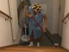 Blondi, Ruskeahiuksinen