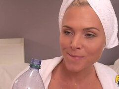 Meia nove, Amador amadora, Banheiro, Peitos grandes, Lésbica, Lambendo, Xoxota, Molhadoa