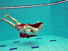 Gros seins, Poilue, Piscine, Rousse roux, Fumer, Adolescente, Nénés, Sous marin