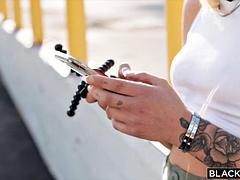 デカチン, 黒人, ブロンド, 中出し, 黒人, 手コキする, 異人種間, オッパイの