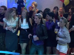 Ερασιτέχνης, Ξανθιά, Πίπα, Σε στάση σκύλου στα τέσσερα, Ομάδα, Μαλακία, Swingers, Υγρό