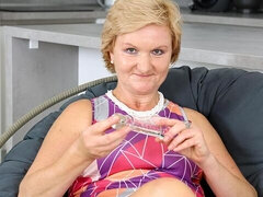 Amateur, Culo grande, Tetas grandes, Rubia, Penetracion con dedos, Maduro, Cabello corto, Solo