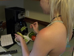 Plaža, Bikinke, Dekle drka tiča, Olje, Orgazem, V javnosti, Koščena, Joške