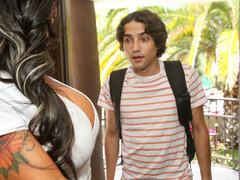 Μεγάλα βυζιά, Μελαχροινή, Τακούνια, Κουζίνα, Ώριμη γυναίκα, Ισπανός