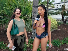 Μεγάλος κώλος, Μπικίνι, Μελαχροινή, Σε στάση σκύλου στα τέσσερα, Εκτός, Τατουάζ