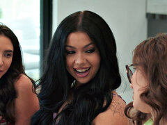 18 jahre, Grosser arsch, Braunhaarige, Kehlenfick, Realität, Jungendliche (18+), Flotter dreier