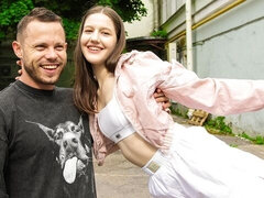 18 ans, Anal, Sucer une bite, Brunette brune, En levrette, Seins naturels, Adolescente, Nénés