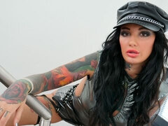 Anal, Bundão, Boquete, Transar de quatro, Punheta, Sexo grupal em 3 com 2 mulheres e um homem, Tatuagem, Sexo grupal a três