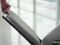 Blonde, Sucer une bite, Face assise, 2 femmes 1 homme, Chatte, Chevaucher, Suçant, Nénés