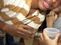 Στο πρόσωπο, Πάρτυ, Δημόσιο