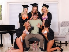 Peitos grandes, Grupo, Mãe gostosa, Orgia, Estudante