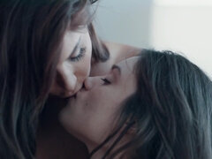 Doigter, Embrassement, Fille latino, Lesbienne, Chatte, Rasée, Adolescente, Nénés