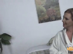 Imellem racer, Ældre kvinde