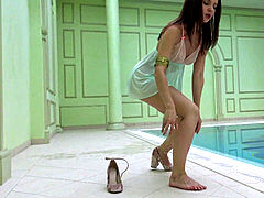 Ванна, Бикини, Брюнетки, Крошечные, Бассейн, Русские, Бритые, Чулки