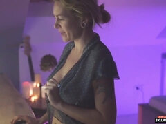 Grote mammen, Blond, Rondborstig, Handbeurt, Huisgemaakt, Rijpe lesbienne, Moeder, Natuurlijke tieten