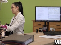 18 éves, Cumizás, Gesztenyebarna, Kutya póz, Európai, Lóvé, Iroda, Tini