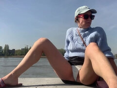 Enthousiasteling, Erotisch, Flashing, Rijpe lesbienne, Buiten, Slipje