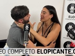 Pamela Pombo & Elo Podcast play rock-paper-scissors, but it ends up in a wild way!