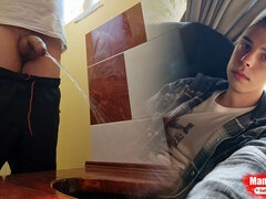 18 ans, Salle de bains, Fétiche, Homosexuelle, Pisser, Maigrichonne, Solo, Adolescente