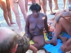 Mačiatko, Pláž, Veľký zadok, Veľké kozy, Brunetka, Prsnatá, Skupina, Na verejnosti