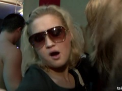 Kont, Grote mammen, Naakte man aangeklede vrouw, Hondjeshouding, Handbeurt, Lesbisch, Feest, Nat