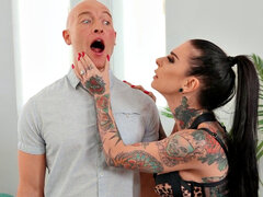 In den arsch, Handjob, Küssen, Lingerie, Muschi, Rasiert, Transfrau, Tätowierung