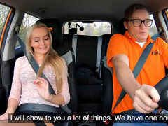 18 años, Amateur, Coche, Al aire libre, Público, Medias largas, Estudiante, Voyeur