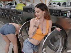 Velike joške, Prstni, Poljubljanje, Lezbijke, Muco, Obrito, Koščena, Odstranjevanje