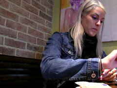 Blond, Kukk suging, Bakfra, Penger, Utendørs, Fitte, Tattovering, Toalett