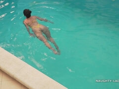 Grosse titten, Vollbusig, Milf, Natürlichen titten, Im freien, Pool, Russisch, Nass