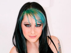 Velika rit, Fafanje, Rjavolaska, Doggystyle, Poljubljanje, Milf, Obrito, Tetovaže