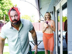 Μεγάλος κώλος, Μεγάλος πούτσος, Μεγάλα βυζιά, Μπικίνι, Ξανθιά, Πίπα, Σε στάση σκύλου στα τέσσερα, Ώριμη γυναίκα