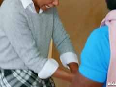 アメリカ人, 浮気者, 中出し, バック, 異人種間, 馬乗り, 剃毛, ティーン