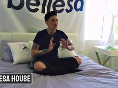 Bruinharig, Seksspeelgoed, Hardcore, Gigantische dildo, Lesbisch, Likken, Tatoeage, Tieten likken