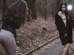 Brunette, Give finger, Kysse, Lesbisk, Slikning, Onani, Naturlige bryster, Fisse