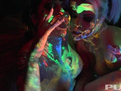 Veľké kozy, Blondína, Brunetka, Dildo, Hardcore, Piercing, Z pohľadu účastníka, Tetovanie