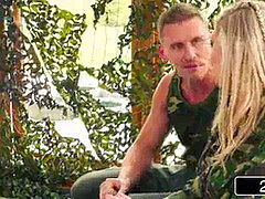 Blasen, Braunhaarige, Frau frau mann, Flotter dreier, Uniform