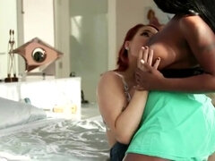 Μωρό, Μεγάλα βυζιά, Μαύρος, Διαφυλετικό, Λεσβία, Ώριμη, Μουνί, Κοκκινομάλα