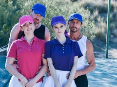 Sucer une bite, Brunette brune, Le plan cul à quatre, Groupe, Branlette thaïlandaise, Orgie, Adolescente, Uniforme