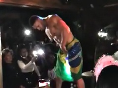 Amatéri, Gay, Na verejnosti