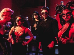 Ξανθιά, Πίπα, Κλαμπ, Σε στάση σκύλου στα τέσσερα, Μαλακία, Όργιο, Έφηβος, Βυζιά