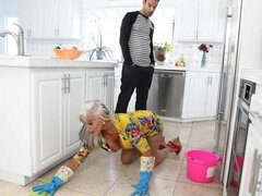 Grote kont, Grote mammen, Blond, Pijpbeurt, Hondjeshouding, Kousen, Tieten likken, Bekijker