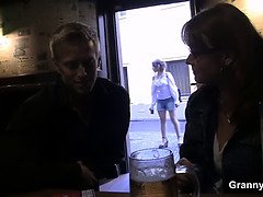 Femme couguar, Lunettes, Grandpère, Mature, Mère que j'aimerais baiser, Maman, Chatte, Adolescente