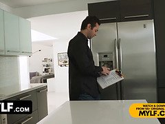 Stor stjärt, Stora tuttar, Blondin, Avsugning, Cougar, Creampie, Långt ner i halsen, Snopp