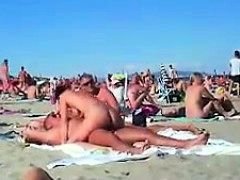 Cul, Plage, Brunette brune, Mère que j'aimerais baiser, Mamelons, De plein air, Public, Voyeur