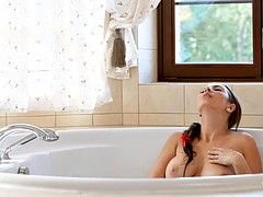 Ванна, Большие сиськи, Мастурбация, Оргазм, Киски, Бритые, Игрушки