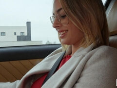 Grosser arsch, Blasen, Brille, Handjob, Milf, Im freien, Pov, Tätowierung