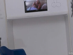 Anális szex, Szőke, Arcra élvezés, Nyilvános wc fülkék falában lévő lyuk, Leborotvált