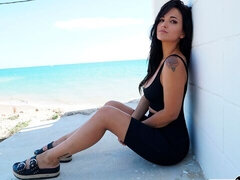 Velké kozy, Kuřba, Brunetka, Na pejska, Honění, Milf žcbp, Venku, Tetování