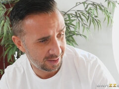 Grosse titten, Massage, Milf, Mutti, Piercing, Rotschopf, Erotischer film, Tätowierung